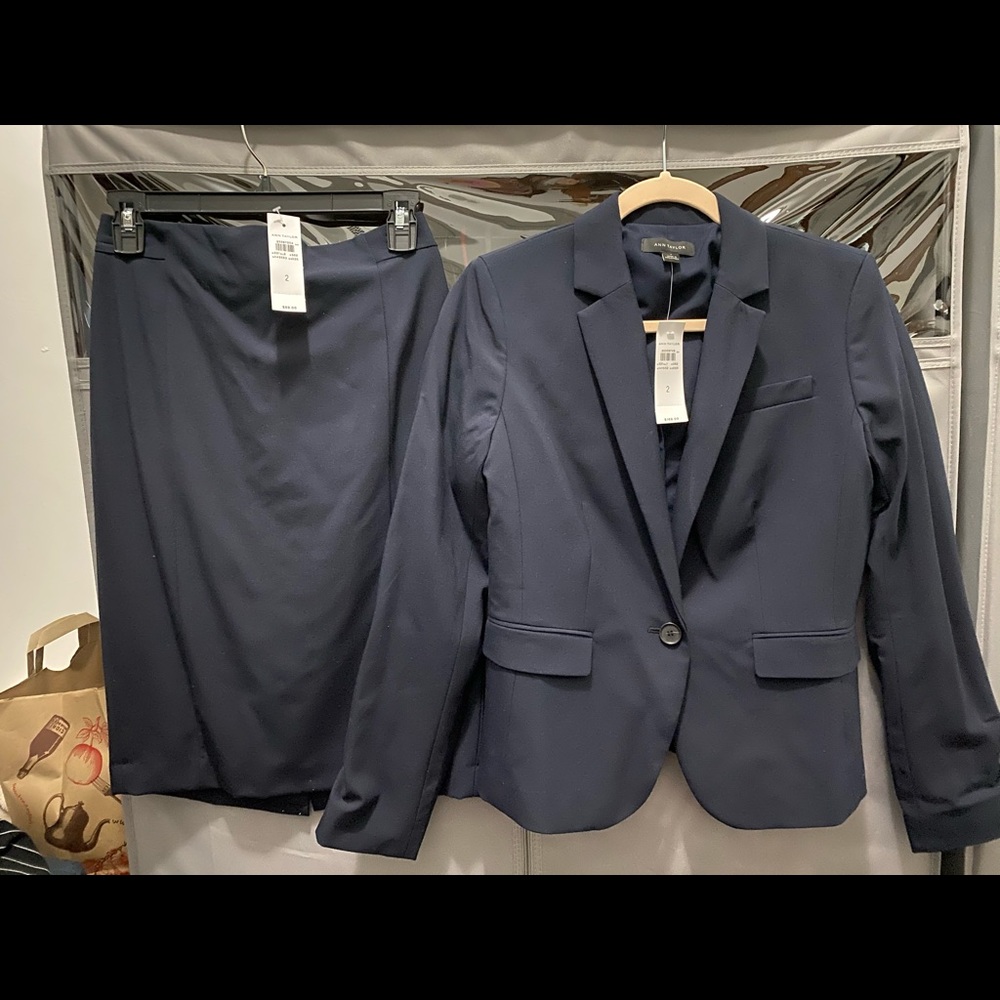 Ann taylor navy suit size 2 *NEVER WORN*